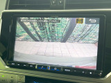 【バックカメラ】駐車時に後方がリアルタイム映像で確認できます。大型商業施設や立体駐車場での駐車時や、夜間のバック時に大活躍!運転スキルに関わらず、今や必須となった装備のひとつです!
