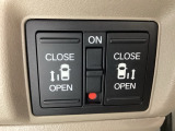 リアドアは乗り降りに便利な両側電動スライドドアです。また運転席に座っていながらスイッチ操作で自在にスライドドアを開け閉めできます。