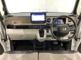 車内は光触媒抗菌消臭施工済です。インパネ周りはスタイリッシュなデザインで機能や装備も充実しています。グローブボックスやカップホルダーのほかにトレーなどたくさんの収納スペースが付いています。