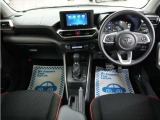 運転にかかわる様々な操作を安全に行えるように視点移動が少なく、操作性に配慮されたスイッチ類が凝縮されたコクピットです。