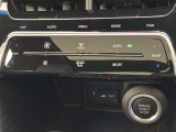 オートエアコンは温度を設定するだけで、自動で風量などを設定してくれます。運転しながら操作も必要ないので、安全性も向上します。