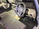 【ベンチシート】運転席と助手席の移動もスムーズ!狭い駐車場での乗り降りや、お子様の乗り降りにも便利です。座席の間にコンソールボックスやドリンクホルダーがないため、車内空間が広く感じます。