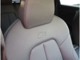Audi正規ディーラーが高品質をお約束。高度な訓練・教育を受けたAudi専任メカニックが、100項目にもおよぶ精密な点検を実施。すべてクリアしたAudi車だけ、あなたのお手元に届けられるのです