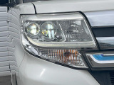 【LEDヘッドライト】悪天候や夜間走行時も良好な視界を確保し安心して運転できる高輝度LEDヘッドライトを装備!点灯速度が早く、消費電力も抑えられています。
