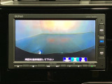 ギヤをR(バック)に入れるとナビの画面に後ろの映像が映るリアカメラ付です。後退時、コンディションが悪い視界でもカラーバックモニターがドライバーをサポートします。