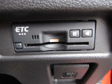 ETCももちろん搭載。いちいち料金所で停車する必要なんて当然ないです。スムーズにストレスなくドライブをお楽しみください。(※支払総額にセットアップ費用は含まれておりません。)