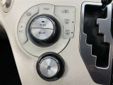 「AUTO」スイッチで車内の温度を一定に保ってくれるオートエアコン。快適装備の代名詞。もちろんマニュアル操作も可能ですよ。