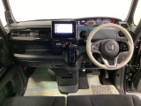 車内は光触媒抗菌消臭施工済です。スタイリッシュなデザインで暖かみのあるインパネ周りを演出します。グローブボックスやカップホルダーのほかにトレーなどたくさんの収納スペースが装備されています。