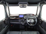N-BOXの開放的な前方視界。フロントガラスが大きいので運転がしやすく疲れにくいです。また、全ての装備が適正配置されていて操作性に優れています。