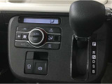 プッシュボタンで切り替え可能なオートエアコンを装備しています