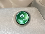 ECON モードをON にするとアクセルペダルの動きに対するエンジンの反応とエアコンの制御を切り換えることで、燃費のいい運転をするドライバーがペダルを踏んだ時と同じようにエンジンを制御します。