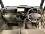 車内は光触媒抗菌消臭施工済です。スタイリッシュなデザインで暖かみのあるインパネ周りを演出します。グローブボックスやカップホルダーのほかにトレーなどたくさんの収納スペースが装備されています。