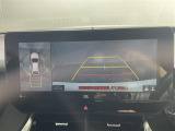 【全方位モニター】まるでクルマを真上から見下ろしたかのような視点で駐車をサポートします!クルマの斜め後ろや真横など、前後左右の4つのカメラの映像が合成されて、モニターに映し出されます。