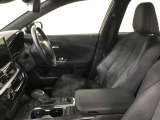 高いホールド性で運転姿勢が安定します。長距離ドライブでも疲れにくいのが魅力です。快適なドライビングライフをお送りください♪