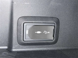 充電用USB端子付き。スマートフォンなどの充電に便利です。