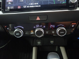運転席からも手が届きやすく、操作しやすい空調コントロールパネル。オートエアコンなので操作の煩わしさが無くオールシーズン快適にドライブできます。快適空間で運転に集中できますね。