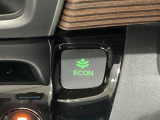 ECON モードをON にするとアクセルペダルの動きに対するエンジンの反応とエアコンの制御を切り換えることで、燃費のいい運転をするドライバーがペダルを踏んだ時と同じようにエンジンを制御します。