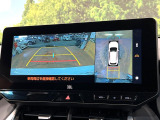 【パノラミックビューモニター】専用のカメラにより、上から見下ろしたような視点で360度クルマの周囲を確認することができます☆死角部分も確認しやすく、狭い場所での切り返しや駐車もスムーズに行えます。
