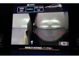 バックカメラとサイドビューカメラの映像です。バックにするとモニター画面が写真のようになり後方と左前の状況が分かるようになります。死角になる場所が映像で確認できるので安心です。