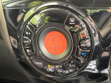 【オートエアコン】一度お好みの温度に設定すれば、車内の温度を検知し風量や温度を自動で調整。暑い&hellip;寒い&hellip;と何度もスイッチ操作をする必要はありません。快適な車内空間には必須の機能ですね♪