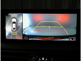 パノラミックビューモニター。車両を上から見たような映像を表示。運転席から目視しにくい車両周囲の状況をリアルタイムで確認できます。