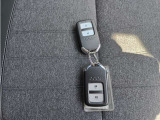 スマートキーは携帯しているだけで、ドアの施錠、解錠、エンジンの始動ができます。
