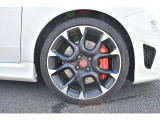 純正17インチアロイホイールと、赤が映えるBrembo製4ポッドブレーキキャリパー。ホイールは4本ともに目立った傷等ございません。