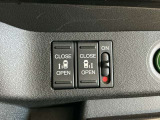 【両側パワースライドドア】両側がパワースライドドアになっており、運転席のスイッチやスマートキーでも開閉が可能です!開口部も広いので乗り降りも楽々♪