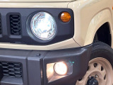 【LEDヘッドライト】悪天候や夜間走行時も良好な視界を確保し安心して運転できる高輝度LEDヘッドライトを装備!点灯速度が早く、消費電力も抑えられています。