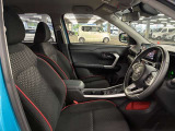 運転席の画像です。足元やシートまわりに余裕があり、リラックスした姿勢で運転が可能です。視界も良好で操作系へのアクセスもしやすく、快適で安心感のあるドライブをサポートします。