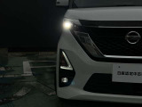 白い光で明るいLEDヘッドライト。フォグランプも装備して安全運転をサポート。トンネルなどで便利なオートライト、対向車や先行車・周囲の明るさでハイ/ローを自動で切替えるハイビームアシストも付いています!