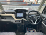 ブラック基調のカラーセンターメーター!クールなインパネ!運転席側に【インパネアッパーボックス】増設。