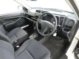 シンプルで使いやすいデザインの運転席です。