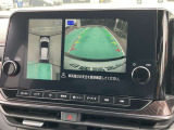 アラウンドモニター、上空から見下ろしているかのような映像をディスプレイに映し出し、スムースな駐車をサポートします。さらに、人や自転車など周囲に動くものがいる場合には、表示とブザーで注意を促します。