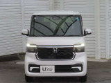 『LEDヘッドライト』 も標準装備、明るく省電力、そして車外の明るさに応じて自動で点灯・消灯してくれるオートライトコントロール機構付LEDヘッドライトを装備。夜間の走行なども安心してお乗り頂けます。