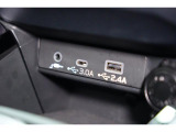小物の収納に便利なセンタートレイには携帯等のデバイスの充電可能なUSB出力電源付です。