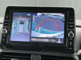 大画面9インチナビ画面でクルマを上空から見下ろしているかのように、状況を把握できます。4つのビュー「トップ・フロント・サイド・バックビュー」を切り替えることで狭い場所でも周囲が映像で確認できます。