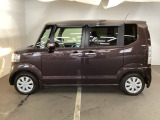 狭い駐車場でも、スライドドアならチャイルドシートへのお子さまの乗降や荷物の積載もスムーズ。とても便利な【助手席側。電動スライドドア】ドアハンドを少し引くだけでリアドアが自動開閉します。