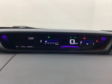 デジタル表示のスピードメーターとタコメーターを大きく配した見やすいメーター部になっています。左側のインフォメーション画面でオドメーターや燃費などの情報を確認できます。