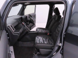 ゆったり快適な前席スペース♪運転席・助手席ともにゆとりのある空間を確保。視界も良く、長時間のドライブでも快適にお乗りいただけます。タフトらしい開放感のある室内も魅力です!
