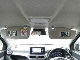 運転席バイザー裏にはバニティミラーが備わっていますので、車の外に出る前にパパッと身だしなみをチェックすることができて便利ですよ♪