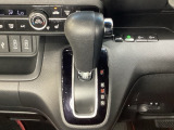 CVT車のセレクトレバーです。低速から高速まで、変速ショックのないスムーズな走りと、エンジン効率のよい領域を維持して燃費にも貢献します。