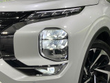 【LEDヘッドライト】悪天候や夜間走行時も良好な視界を確保し安心して運転できる高輝度LEDヘッドライトを装備!点灯速度が早く、消費電力も抑えられています。