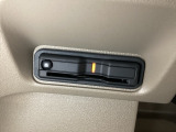 ハンドルの右下にETCがついています。高速道路の料金所の通過も楽々です。 カードの取り出しもしやすい場所についています。