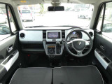 インパネ画像です。ガラスが大きく広い視界が確保されているのですごく運転しやすいです。落ち着いた印象のインパネデザインですので、年代を問わずどなたにでも馴染みやすいですよ♪