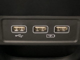 セレクトレバーの下に、スマートフォンなどの充電可能なUSB端子が2個、音源などの外部入力の可能なUSB端子が1個ついています。移動中に充電もできるので便利です。