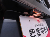 このお車はバックカメラが付いています。ナビをつければ連動できます。バックの操作が楽になります。