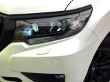 【LEDヘッドライト】悪天候や夜間走行時も良好な視界を確保し安心して運転できる高輝度LEDヘッドライトを装備!点灯速度が早く、消費電力も抑えられています。