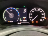 ハイブリット車専用のメーターです。右側の大型スピードメーターに加え、ステアリングスイッチを使って左のマルチインフォメーション・ディスプレイで燃費や動力伝達などの情報が見れるようになっています。