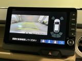 リバースギアに入れるだけで後方の表示へ切り替わります。夜間や雨の日の駐車も楽になりますよ。